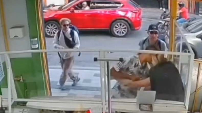 Delincuente intentó atracar a turistas en Armenia y terminó golpeado Delincuente intentó atracar a turistas en Armenia y terminó golpeado