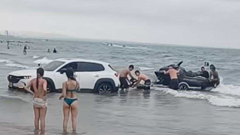 Meten un carro al mar en Coveñas para subir una moto acuática Meten un carro al mar en Coveñas para subir una moto acuática