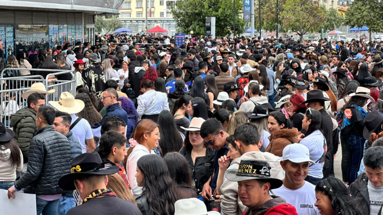 Fanáticos acompañan la despedida de Yeison Jiménez en el Movistar Arena Fanáticos acompañan la despedida de Yeison Jiménez en el Movistar Arena