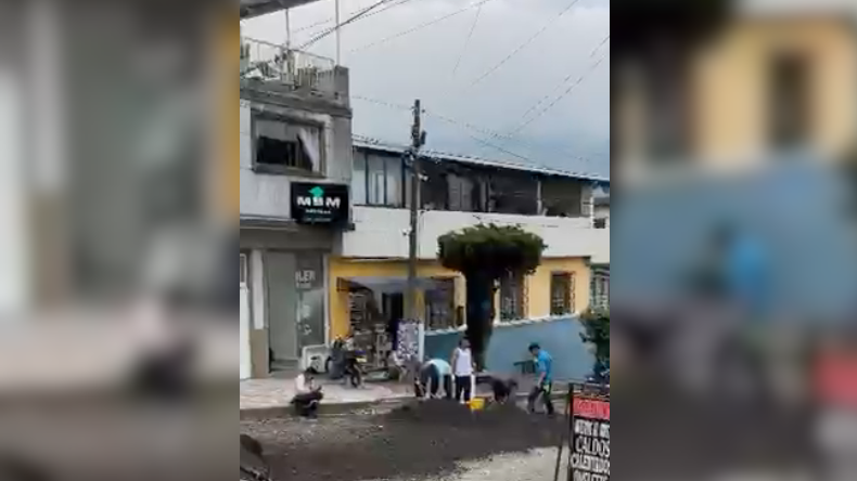 Cinco años después, comunidad arregla calle que dejó inconclusa el IBAL Cinco años después, comunidad arregla calle que dejó inconclusa el IBAL