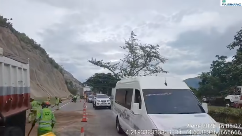 Habilitan paso en la variante de Melgar tras accidente de una volqueta Habilitan paso en la variante de Melgar tras accidente de una volqueta