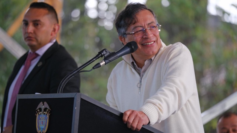 Petro afirma que jóvenes que roban celulares lo hacen “por amor” Petro afirma que jóvenes que roban celulares lo hacen “por amor”