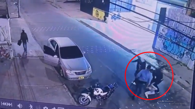 Brutal atraco en Engativá quedó registrado en cámaras de seguridad Brutal atraco en Engativá quedó registrado en cámaras de seguridad