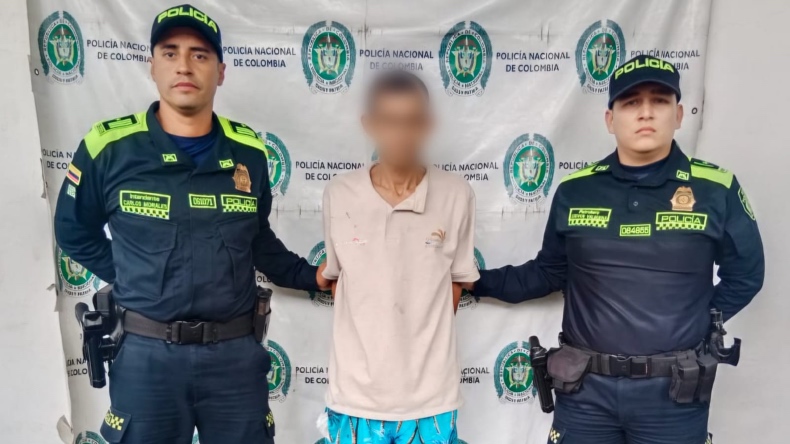 Sorprenden a hombre sacando herramientas de un vehículo Sorprenden a hombre sacando herramientas de un vehículo
