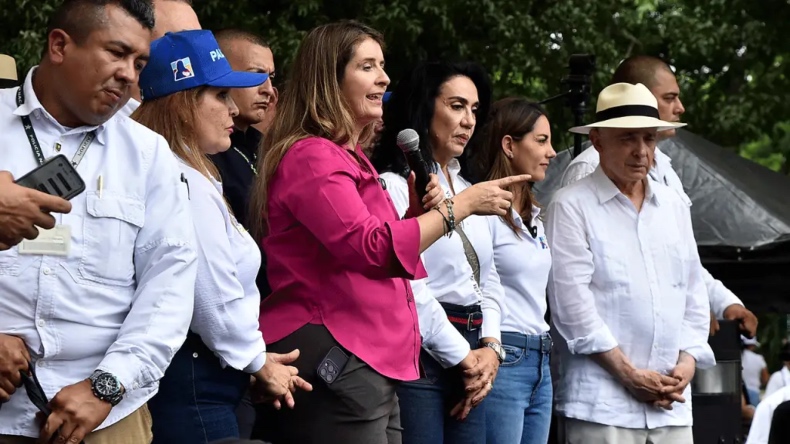 Paloma Valencia descarta ruptura en el Centro Democrático tras salida de Cabal Paloma Valencia descarta ruptura en el Centro Democrático tras salida de Cabal