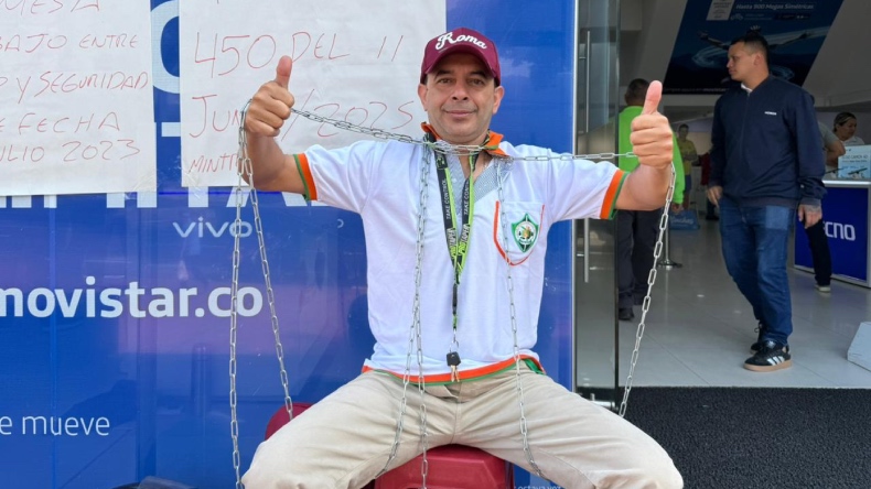 Vigilante se encadenó frente a sede de Movistar en Ibagué Vigilante se encadenó frente a sede de Movistar en Ibagué
