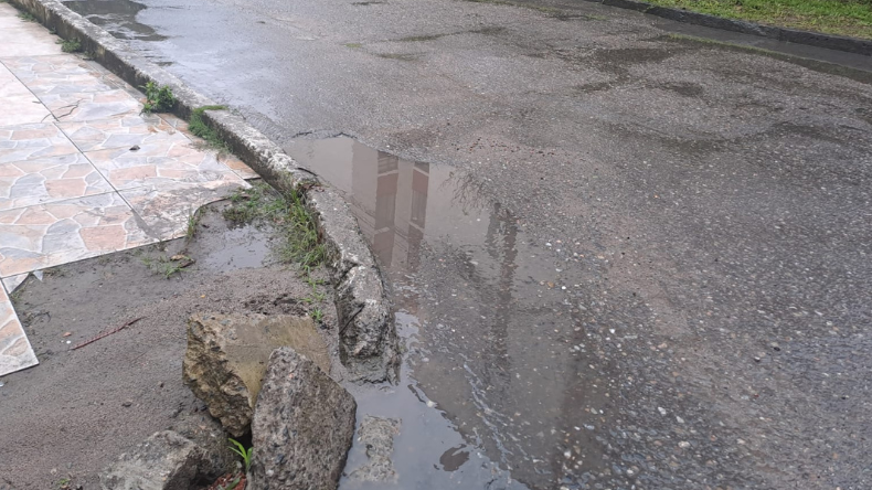 Alcantarilla destapada en Villa Café casi provoca accidente de motociclista Alcantarilla destapada en Villa Café casi provoca accidente de motociclista