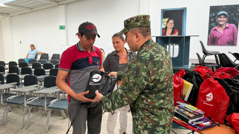 Dotan colegio rural en Planadas con nuevo mobiliario y material didáctico Dotan colegio rural en Planadas con nuevo mobiliario y material didáctico