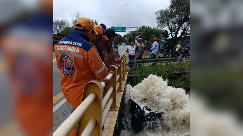 Mototaxi cayó a un canal con tres personas a bordo en Lérida Mototaxi cayó a un canal con tres personas a bordo en Lérida