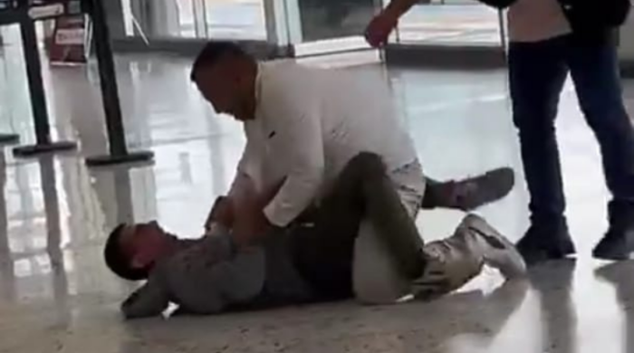 Pelea a golpes quedó registrada en Santander Pelea a golpes quedó registrada en Santander