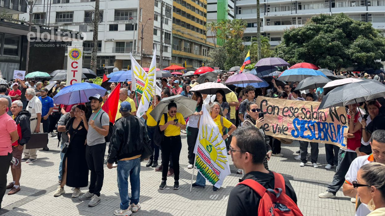 Realizaron plantón en Ibagué contra suspensión del alza del salario mínimo Realizaron plantón en Ibagué contra suspensión del alza del salario mínimo