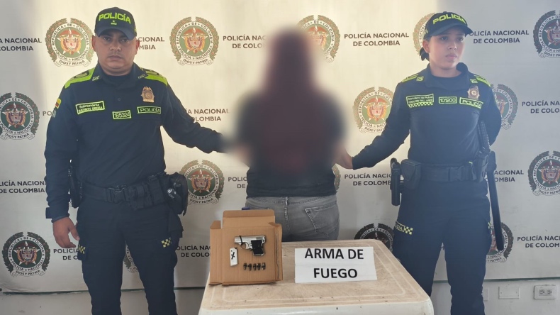 Capturan a funcionaria del Inpec armada en acto político de Álvaro Uribe en Honda Capturan a funcionaria del Inpec armada en acto político de Álvaro Uribe en Honda