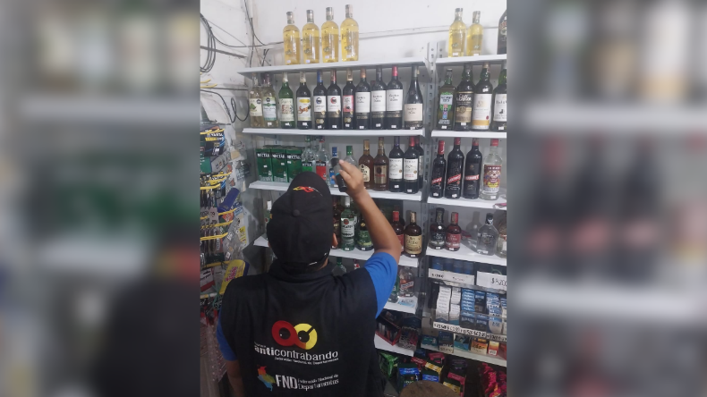 Incautan licor de contrabando durante operativos en fiestas de Honda Incautan licor de contrabando durante operativos en fiestas de Honda