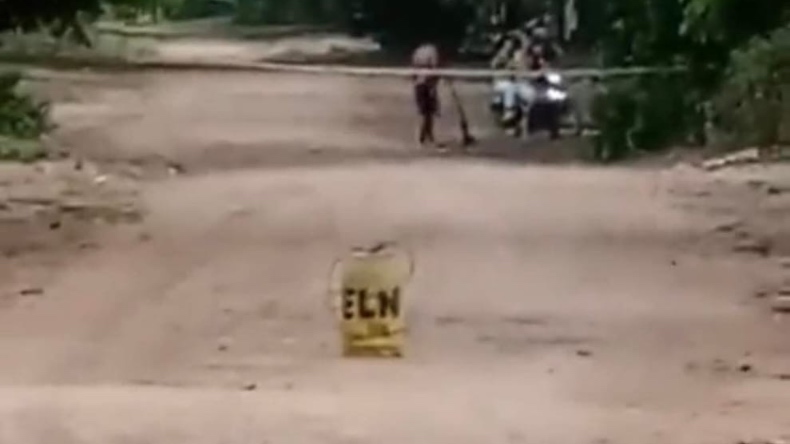 Temor por aparición de cilindro con siglas del ELN en vía de Natagaima Temor por aparición de cilindro con siglas del ELN en vía de Natagaima