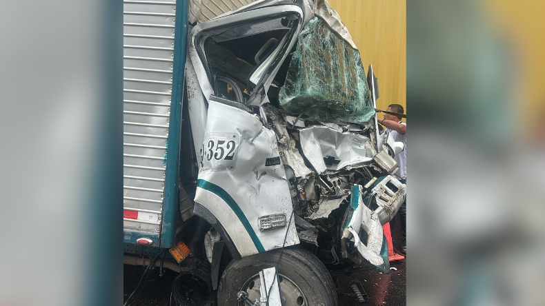 Emergencia vial en Gualanday tras choque de dos camiones Emergencia vial en Gualanday tras choque de dos camiones