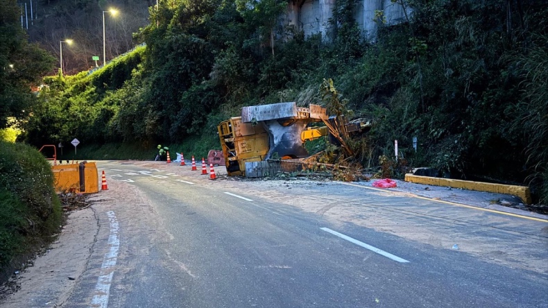 Retiran maquinaria que cayó sobre la vía al Alto de La Línea Retiran maquinaria que cayó sobre la vía al Alto de La Línea