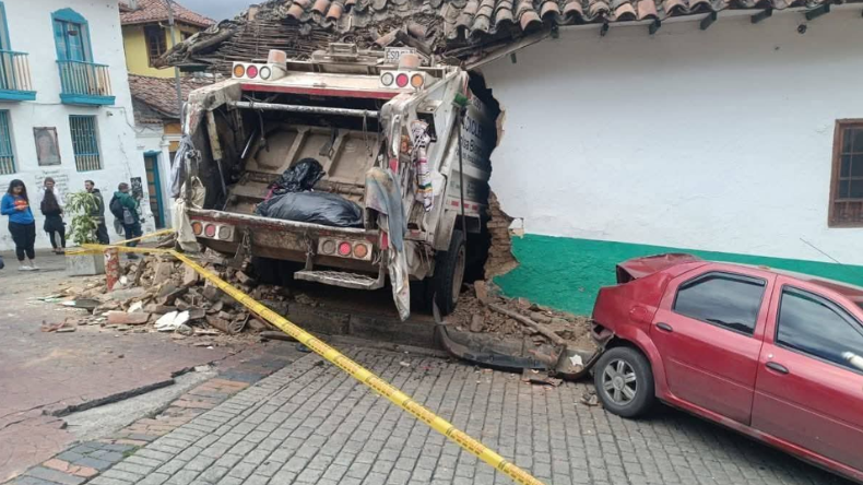 Camión de basura se quedó sin frenos y terminó al interior de una vivienda Camión de basura se quedó sin frenos y terminó al interior de una vivienda