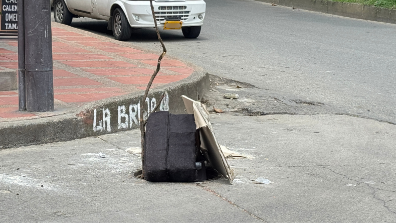 Alcantarilla sin tapa pone en riesgo a habitantes del barrio Arkalá en Ibagué Alcantarilla sin tapa pone en riesgo a habitantes del barrio Arkalá en Ibagué