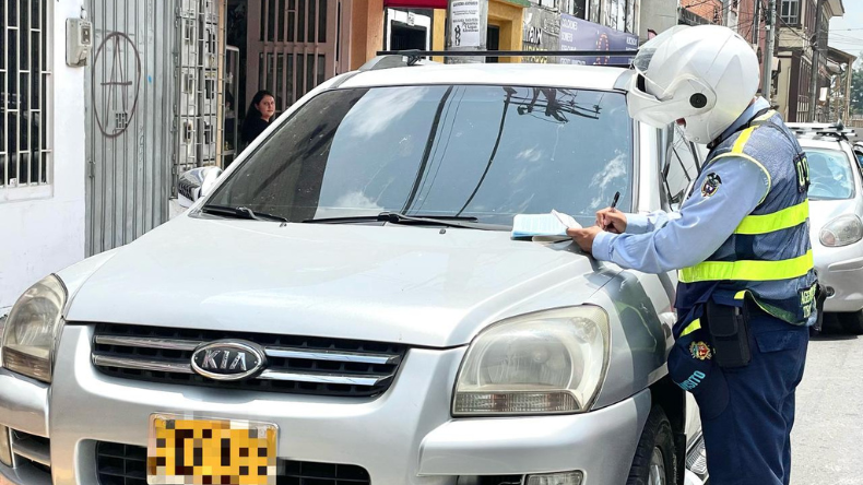 Sancionaron a 18 conductores por parquear en paraderos del transporte público en Ibagué Sancionaron a 18 conductores por parquear en paraderos del transporte público en Ibagué