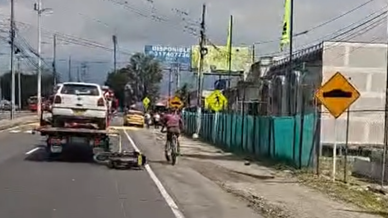 Moto cayó de una grúa en Ibagué y por poco impacta a un ciclista Moto cayó de una grúa en Ibagué y por poco impacta a un ciclista