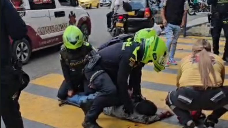 Hombre se lanzó contra vehículos en la avenida Ambalá y generó daños Hombre se lanzó contra vehículos en la avenida Ambalá y generó daños